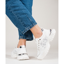 Bekväma vita Shelovet sportskor 2