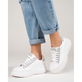 Vita damsneakers på en tjock Shelovet-plattform 1