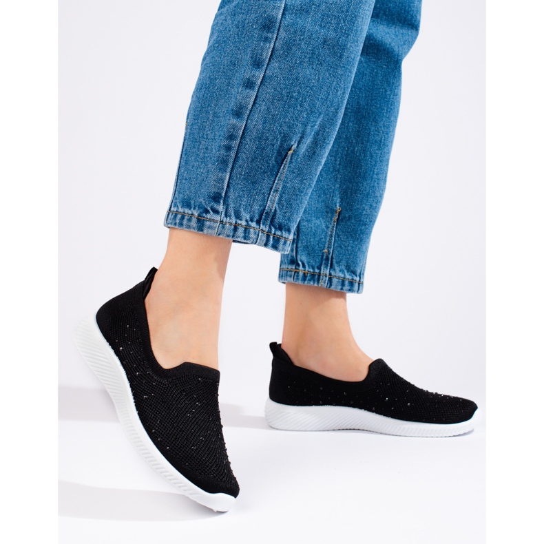 Svarta slip-on skor i tyg med nitar från Shelovet 1