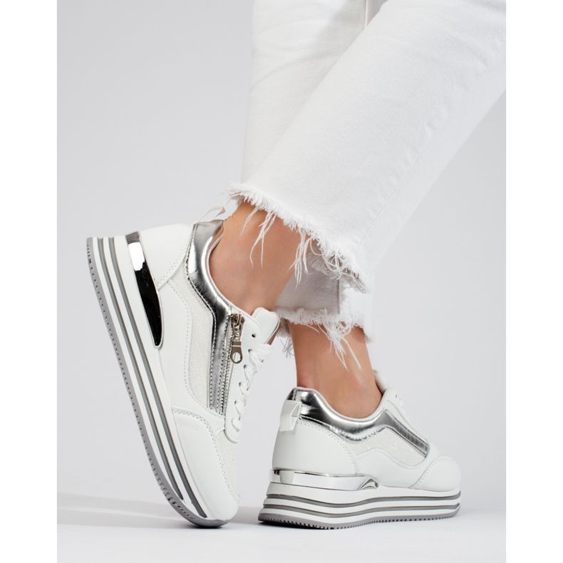 Vita och silver sneakers på Shelovet-plattformen 1