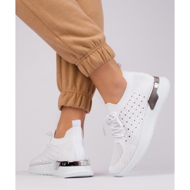 Shelovet vita genombrutna sportskor 1