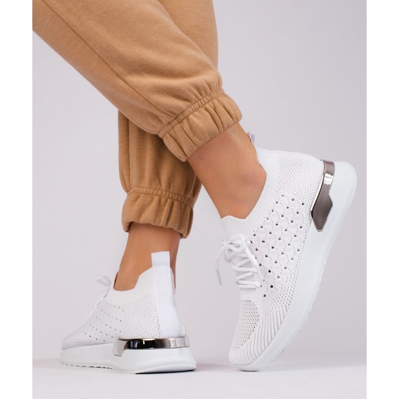 Shelovet vita genombrutna sportskor 1