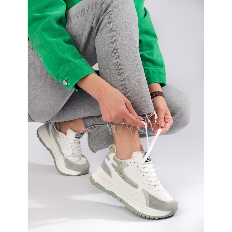 Damsneakers på en tjock sula Shelovet vit 1