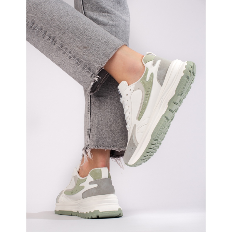 Damsneakers på en tjock sula Shelovet vit 2