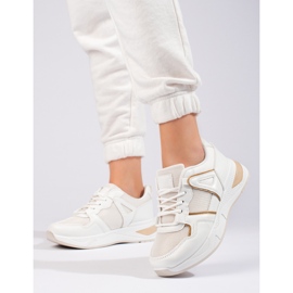 Kvinnors vita sneakers på en tjock sula Shelovet 1