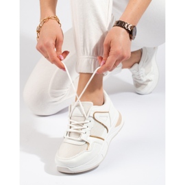 Kvinnors vita sneakers på en tjock sula Shelovet 2