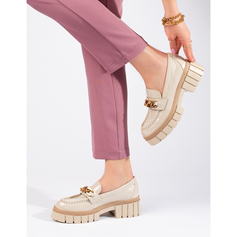 Damlack loafers med en Shelovet-kedja beige 1