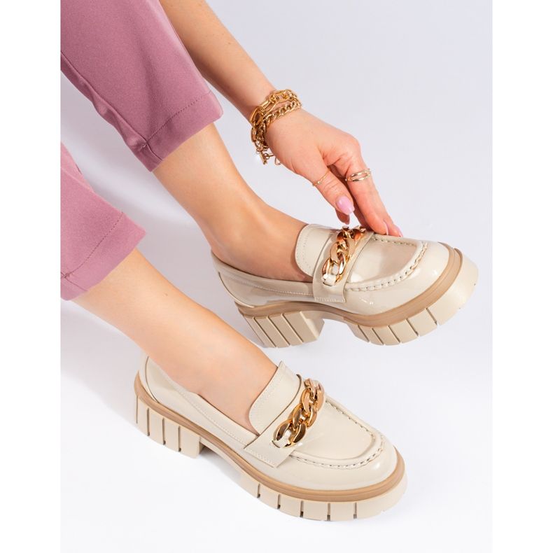 Damlack loafers med en Shelovet-kedja beige 2