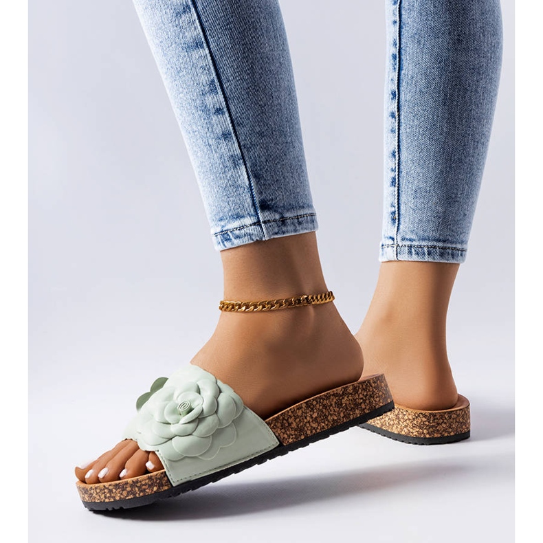 Gröna sandaler dekorerade med en Desaulniers-blomma 1