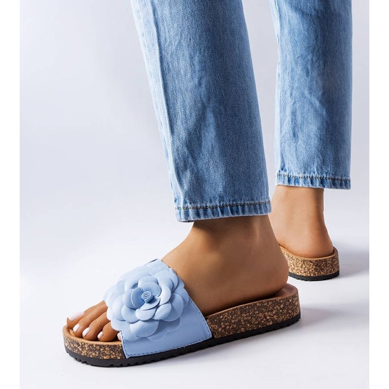 Blå sandaler dekorerade med en blomma från Desaulniers 2