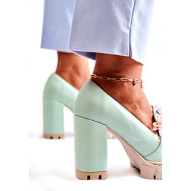 Inna Kvinnors pumpar med en smidig grön prydnad 3