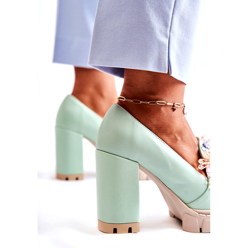 Inna Kvinnors pumpar med en smidig grön prydnad 3