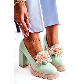 Inna Kvinnors pumpar med en smidig grön prydnad 4