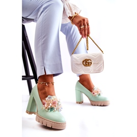 Inna Kvinnors pumpar med en smidig grön prydnad 5