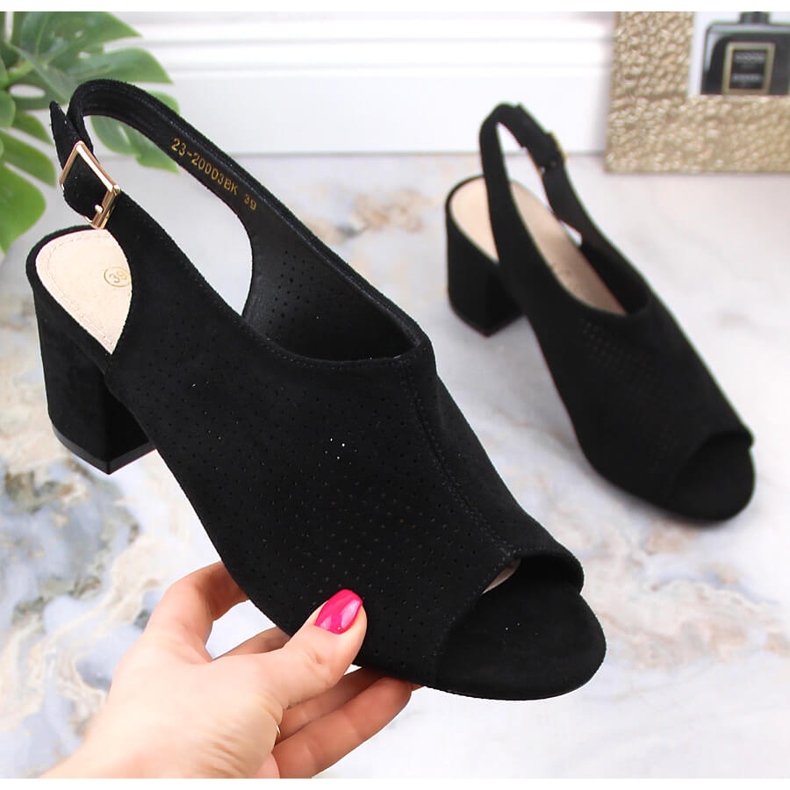 Genombrutna sandaler i svart mocka för kvinnor Potocki LE20003 1