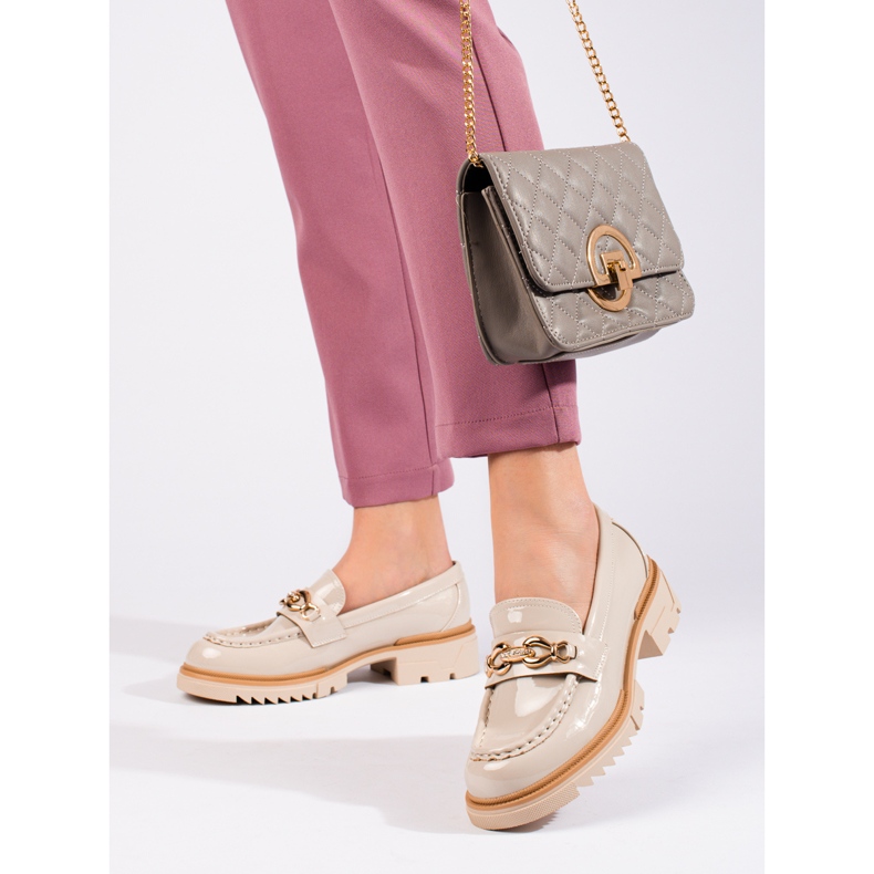 Patentbeige brogues med en gyllene Shelovet-utsmyckning 2