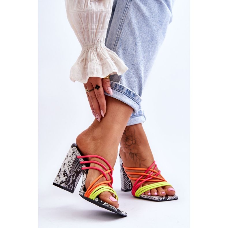 Högklackade tofflor med ormband Neon Beckie svart 2