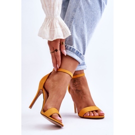 Mocka Sandaler På En Gul Liberty Hög Klack 2