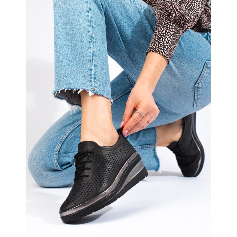 Svarta kilskor i läder från T.Sokolski 1