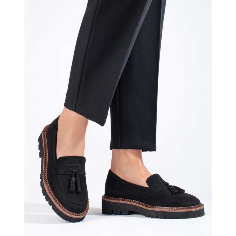 Tofsloafers i svart mocka från Vinceza 1