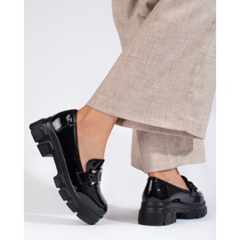 Patentsvarta loafers med Shelovet-utsmyckning 1