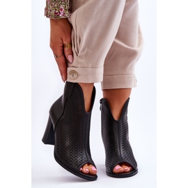 BM Genombrutna stövlar På En Klack Svart Florina 1