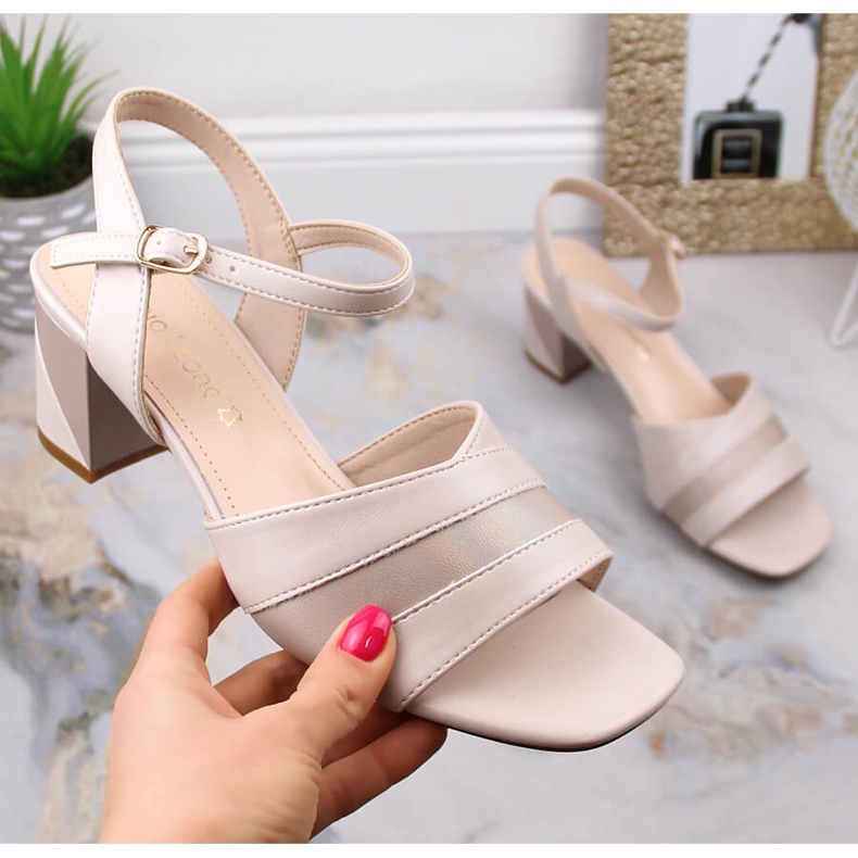 Eleganta damsandaler på en beige stolpe Sergio Leone SK897 1