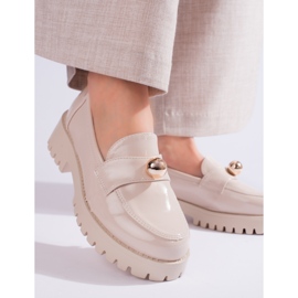 Lackade loafers med gulddekor Shelovet beige 1