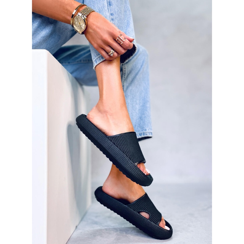 BM Yang Svarta kuddtofflor 1