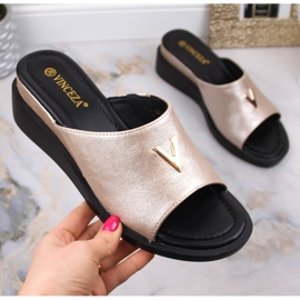 Kilsandaler för kvinnor med elastiskt metalliskt guld Vinceza 17247 gyllene 1