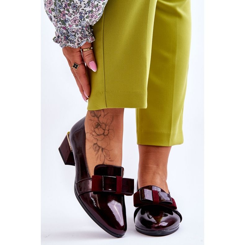 Vinceza Fashionabla lackade pumps med en dekorativ rosett vinröd Shira 1