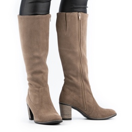 Olivier Kvinnors isolerade stövlar på en jordnära stolpe beige 1