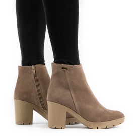 Olivier Riva-isolerade mockastövlar för kvinnor på en mörkbeige stolpe 1