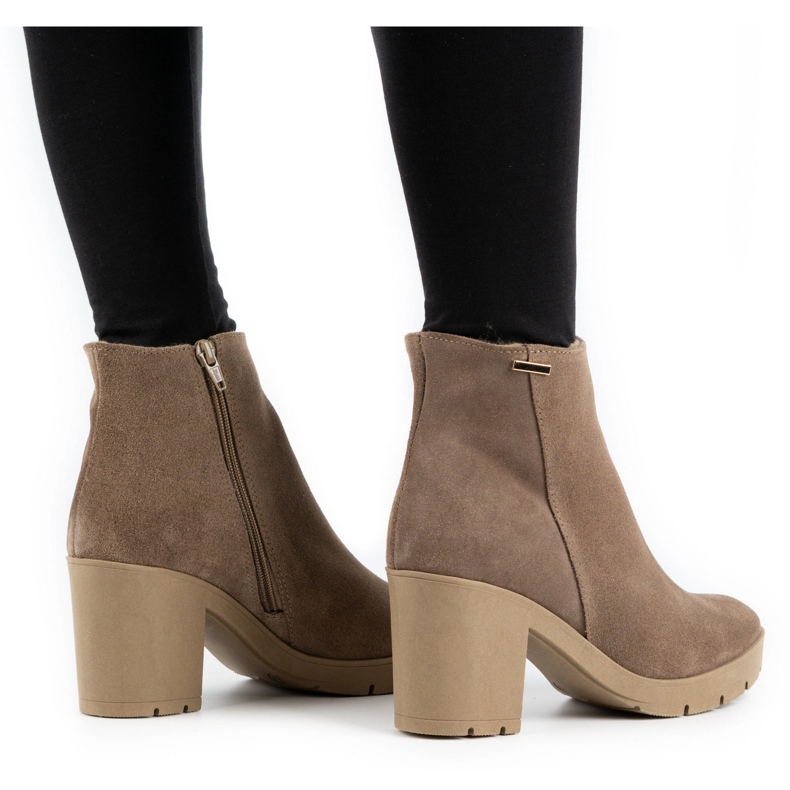 Olivier Riva-isolerade mockastövlar för kvinnor på en mörkbeige stolpe 2