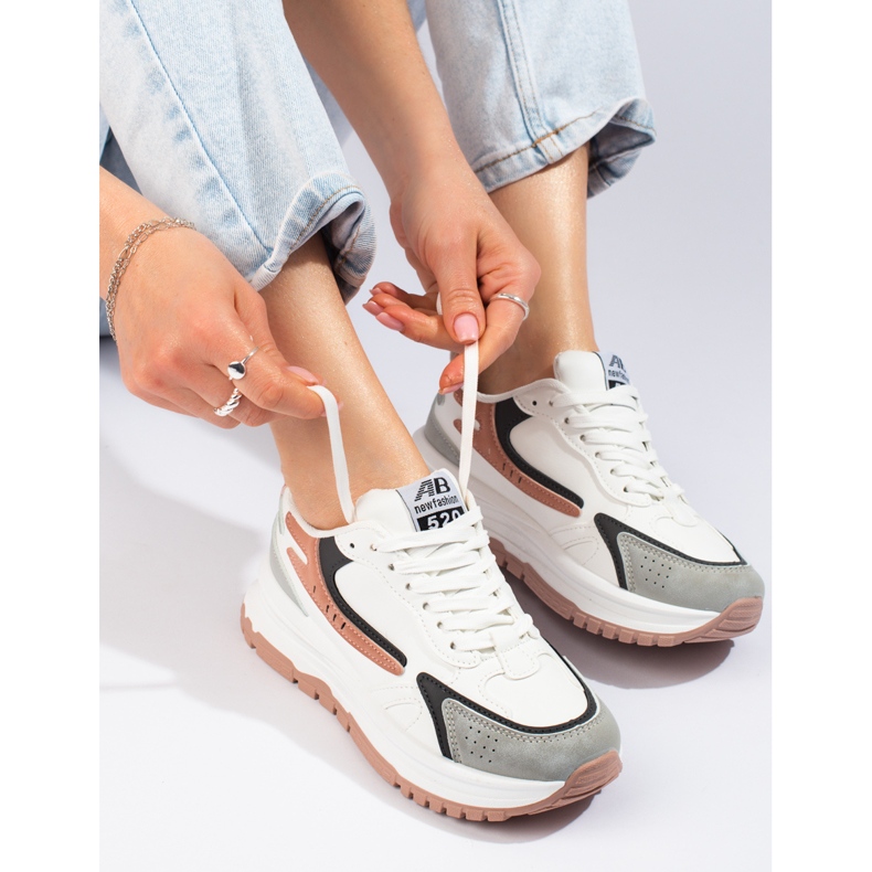 Damsneakers på en tjock sula Shelovet vit 1