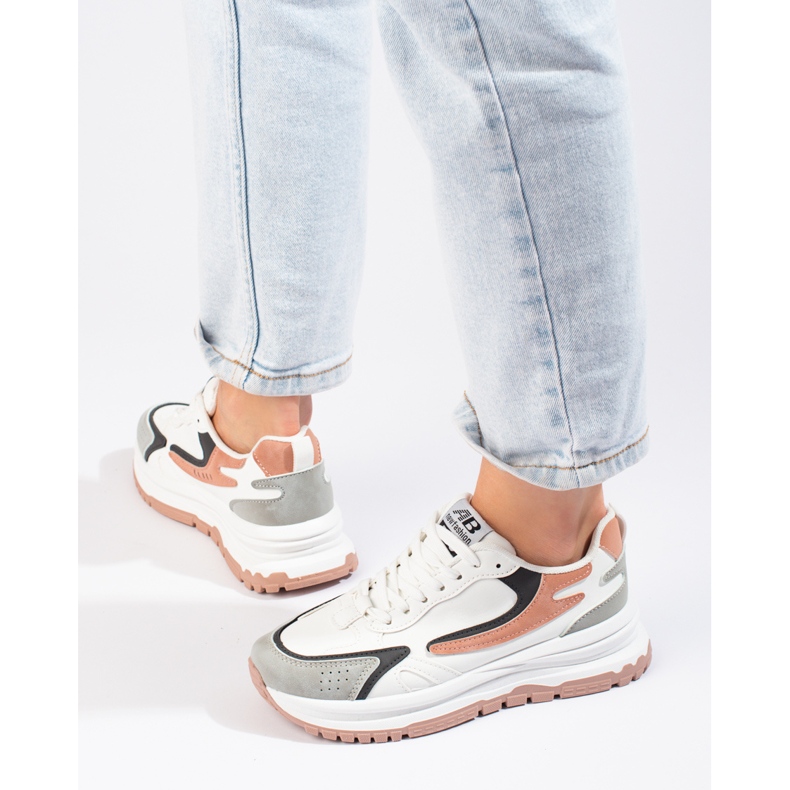 Damsneakers på en tjock sula Shelovet vit 2