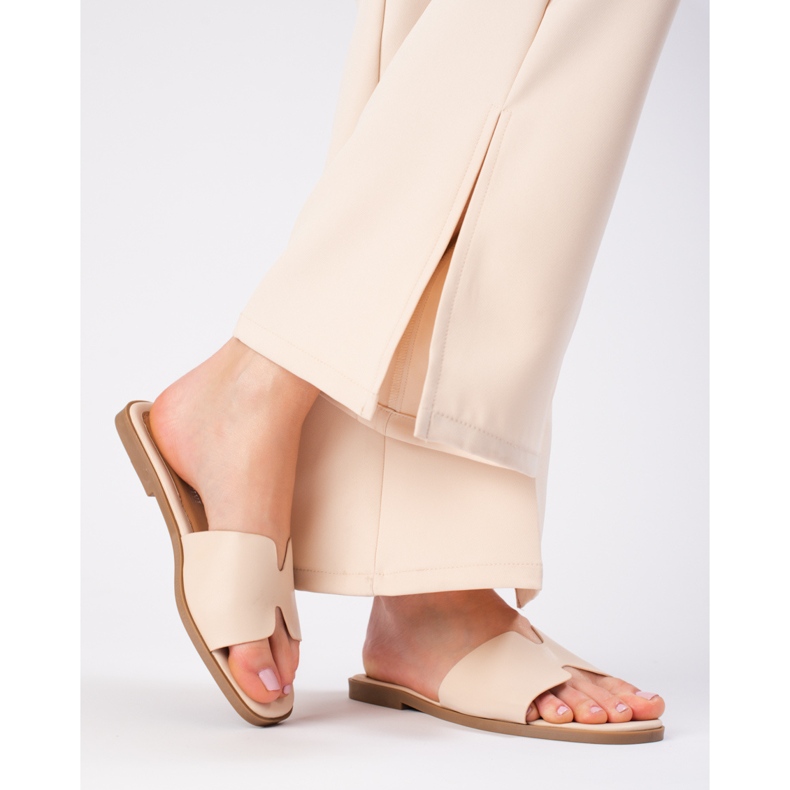 Beige klassiska tofflor gjorda av Shelovet ekoläder 1