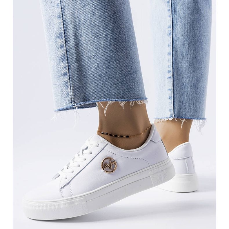 Venezia Vita sneakers dekorerade med en gyllene Vincez-logga 1