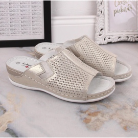 S.Barski Damtofflor i skinn på en gyllene kil S. Barski 1