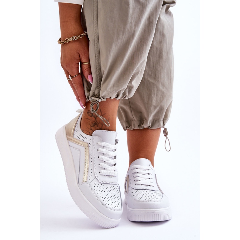 Perforerade sportskor i läder för kvinnor, vit och guld Carvalo 1