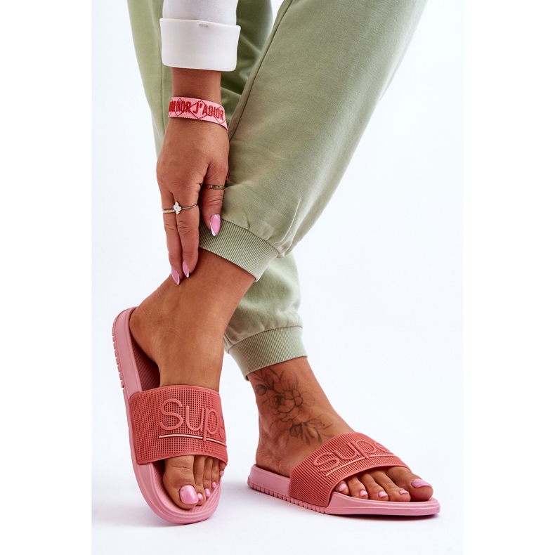 Ljusa kvinnors tofflor med rosa glad inskrift 2