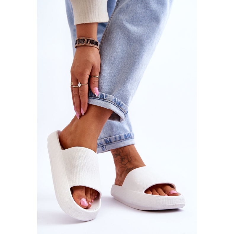 BM Fashionabla lätta flip-flops på en massiv sula vit rebell 2