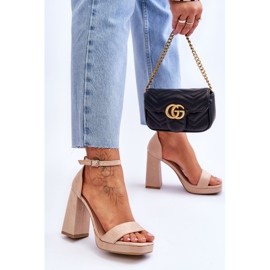 Moderiktiga mockasandaler med fyrkantig klack i beige merila 2