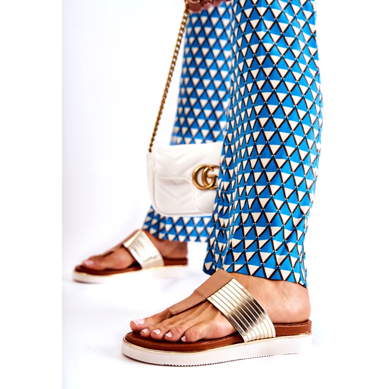 Kvinnors flip-flops på beige-guldplattform 4