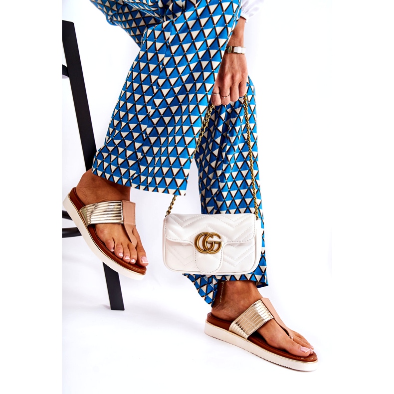 Kvinnors flip-flops på beige-guldplattform 2