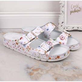 Bekväma lädersandaler för kvinnor med blommor Helios 288 vit 1