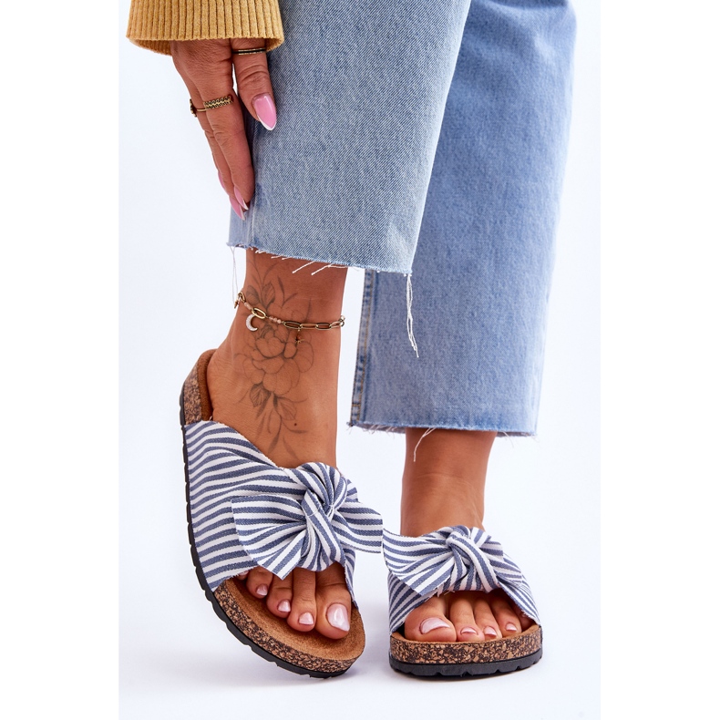 FJ1 Flip Flops på en korkplattform med vita och blå ränder Festlig 1