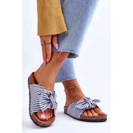 FJ1 Flip Flops på en korkplattform med vita och blå ränder Festlig 2