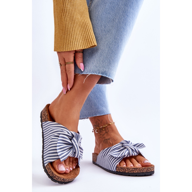 FJ1 Flip Flops på en korkplattform med vita och blå ränder Festlig 2