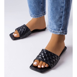 Svarta eleganta flipflops med quiltning från Labrie 1